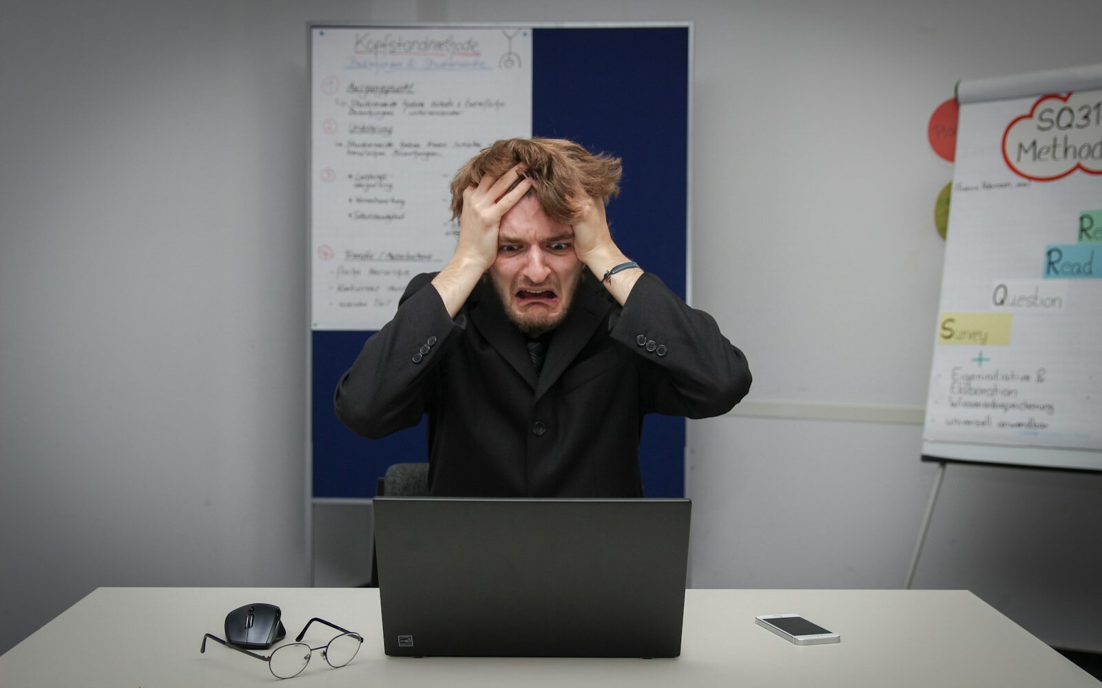 Joomla code editor with poor practices highlighted